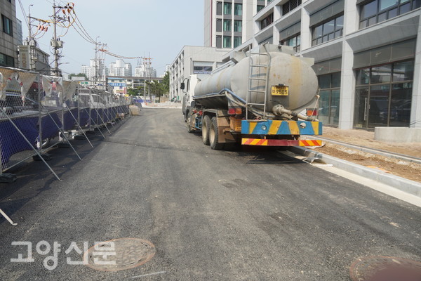 마무리 단계에 들어선 단지내 상가 앞 도로개설 공사.