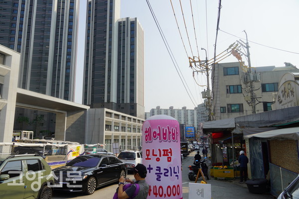 원당4구역 기부채납으로 정문 쪽 새마을금고에서 원당농협로컬푸드직매장 도로정문까지 18m도로가 4차선으로 확장된다. 이 구간은 원당4구역 입구이자 원당시장 후문으로 늘 주차 등의 민원으로 주민들이 불편을 겪는 곳이다.