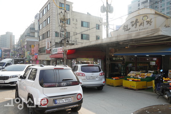 시장 이용객들을 위해 원당4구역에서 원당시장 뒷길에 있는 원당성당 옆 공간을 주차장으로 만들어 기부채납한다.