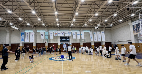 운동회에서 참여자 모두가 신발 던지기를 하고 있다.