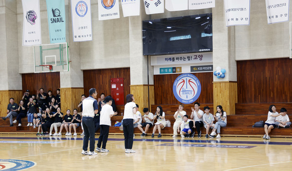 발달장애인 모임 느린이웃이 참가자들에게 가족 소개를 하고 있다.