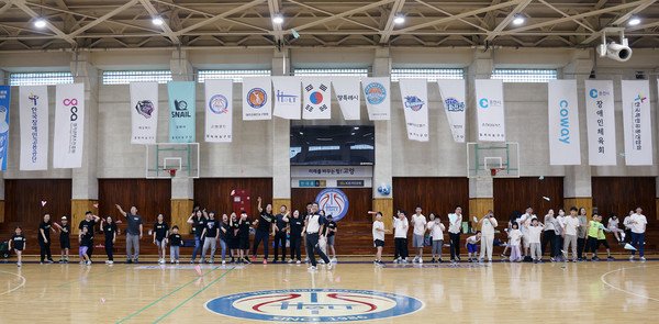 느린이웃 참가자들이 다 같이 종이비행기를 날렸다. 