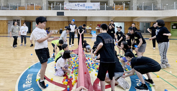 게임을 즐기는 학생들