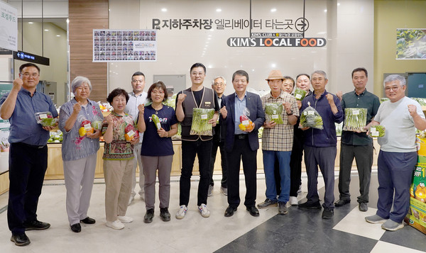  일산농협과 킴스클럽 송파점 관계자들이 개점식을 축하하며 파이팅을 외쳤다.