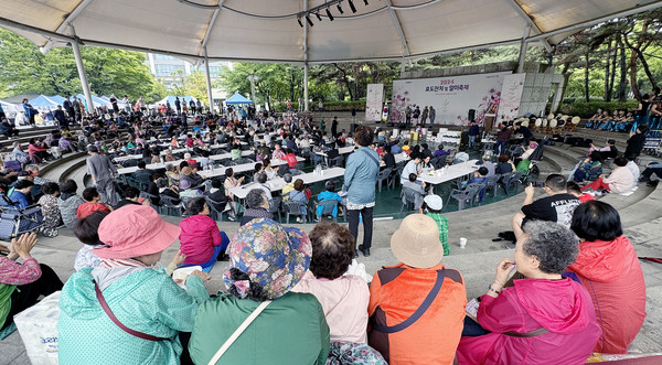 백석2동이 알미공원에서 ‘2024 효도잔치 및 알미축제’를 성황리에 개최했다. 