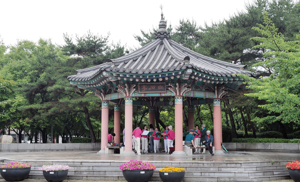 공연을 준비 중인 참가팀들