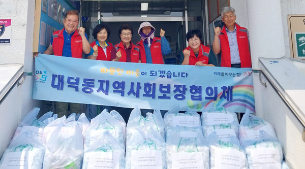 대덕동 지역사회보장협의체가 시원한 여름나기 여름이불을 어르신들에게 전달했다.
