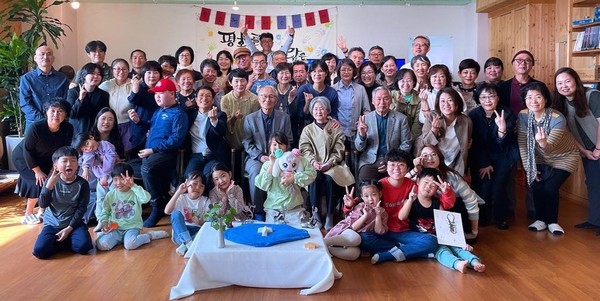 동녘교회 2023년 10월 창립 기념 예배가 끝난 후 참가자들이 기념사진을 찍었다. 