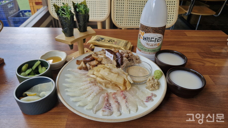 정발가옥의 대표 메뉴인 가옥삼합. 제철 생선 숙성회와 유기농 버섯차돌볶음, 묵은지와 보리된장 특제소스가 특별한 맛의 경험을 선사한다. 