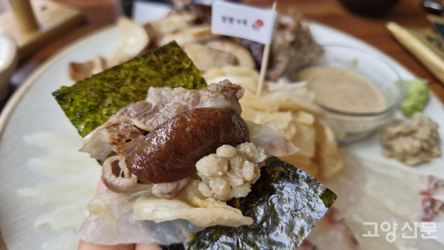 하나씩 먹어도 맛있는 음식들을 삼합으로 싸먹으면 식감과 풍미가 더욱 풍성해진다.