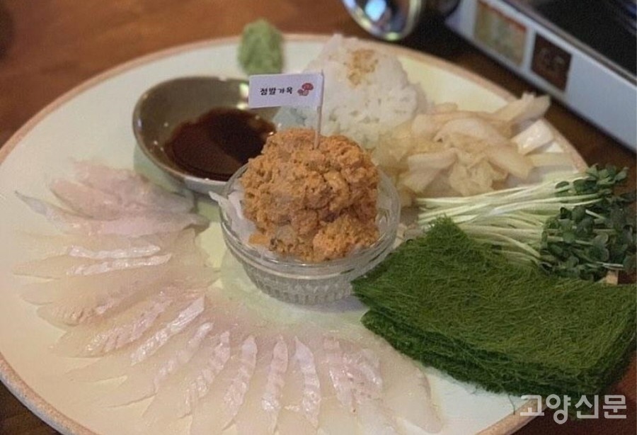 제철 숙성회에 보리된장 소스를 곁들여 먹는 감태 플래터.