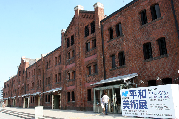 빨간 벽돌이라는 뜻을 갖고 있는 ‘아카렌카’. 100년 전 물류창고로 지어진 이곳이 이제는 문화예술을 위한 전시관, 공연장과 대형 쇼핑몰로 탈바꿈해 요코하마시뿐만 아니라 해외에서도 많은 관광객을 유치하고 있다.