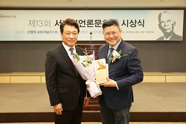 (사진 왼쪽부터) 이왕준 서재필기념회 이사장과 강형원 기자 [사진 제공 = 서재필기념회]