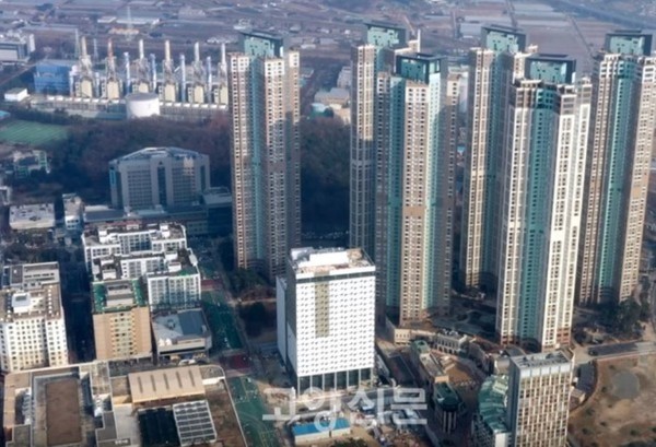 시의회 민주당 의원들은 "백석동 업무빌딩은 계획대로 벤처업무빌딩으로 사용해야 한다”고 주장하고 있다. 하지만 고양시는 시청 외부 사무실을 임대해 사용하는 부서들에 대해 내년 말까지 순차적으로 백석업무빌딩 이전을 추진 중인 것으로 알려졌다.