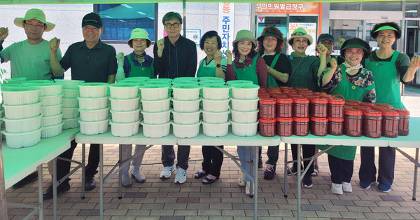 창릉동 새마을부녀회가 지역 독거 어르신 등 취약계층을 위한 ‘사랑의 밑반찬 나눔’을 했다.