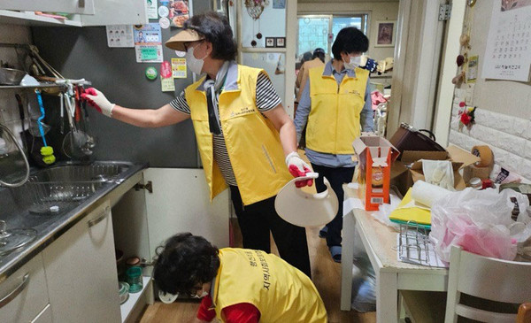 행신1동 지역사회보장협의체가 취약계층 주거환경 개선사업을 했다.