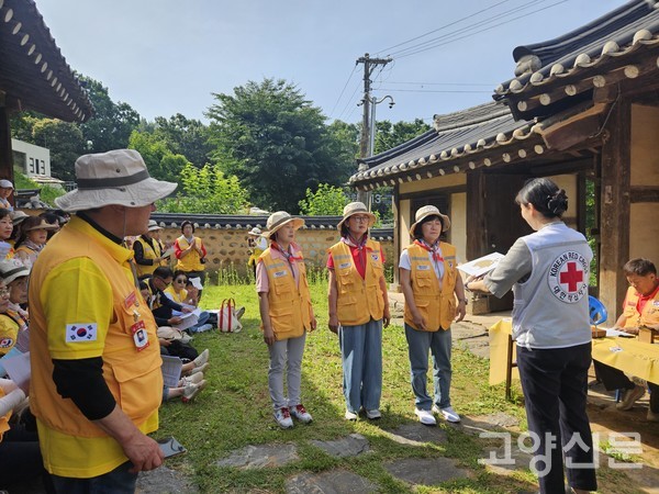 변지현 관장이 백석1동 봉사회(홍경인), 마두동 봉사회(이효숙), 덕이동 봉사회(심선자)에 선임장을 전달하는 모습