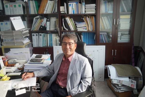 △원당4구역 조합사무실에서 촬영한 김동병(68세) 조합장