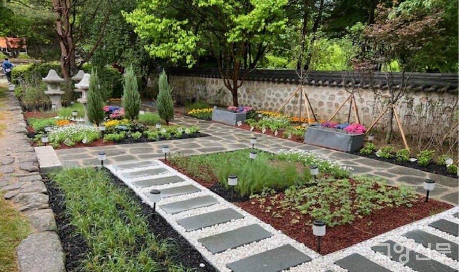 새롭게 정비된 전통정원 담장.