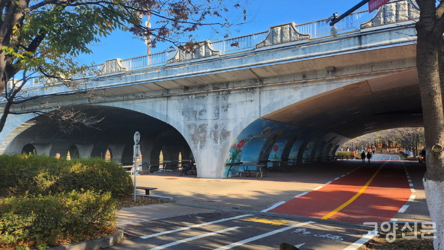 시민들의 쉼터로 쓰이고 있는 호수교 하부 공간. 