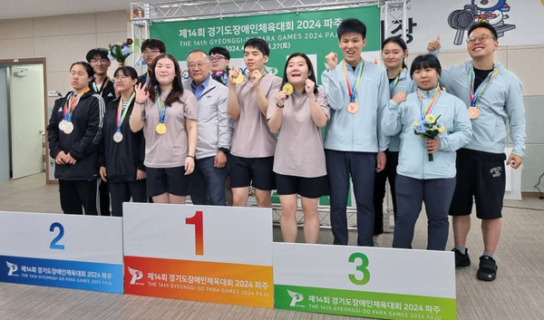 (왼쪽 분홍색 옷만) 김태현 선수, 함경식 고양시장애인체육회 부회장, 김진혁·김우솔·조소현 선수