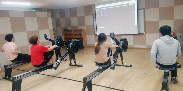 실내조정 연습 중인 선수들