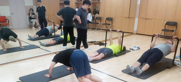 실내조정 연습 중인 선수들