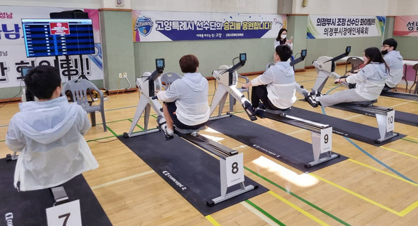 실내조정 연습 중인 선수들