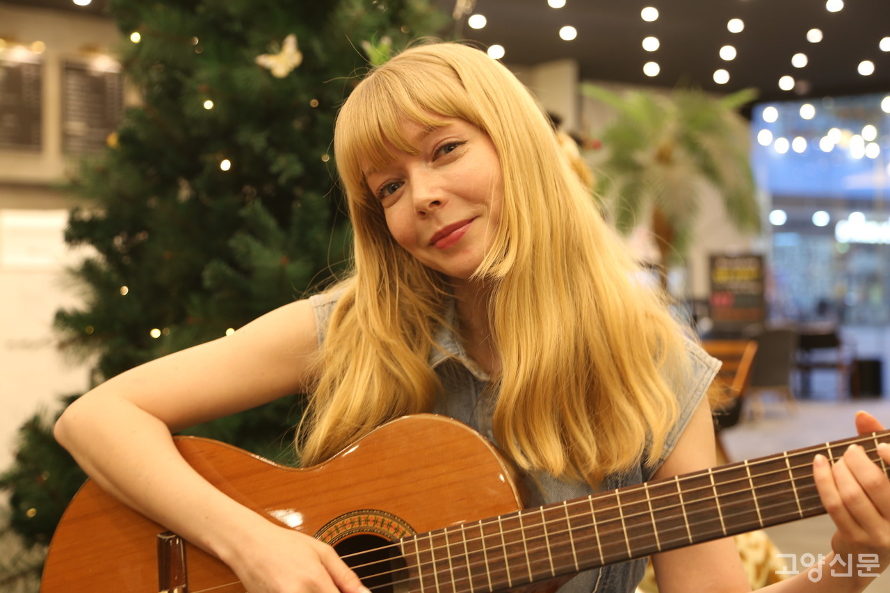 “한국 음식도 맛있고 한국 사람들도 정겹고 한국 날씨도 마음에 들어요.” 독일 출신 트로트 가수 로미나는 한국생활 14년차로 한국의 모든 것이 마음에 들어 독일로 떠나지 못하고 있다.