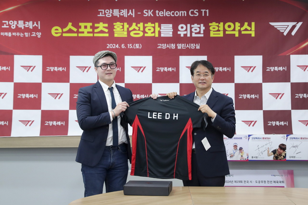 (왼쪽부터) 이동환 고양시장과 안웅기 SK T1 최고운영책임자. [사진제공=고양시]