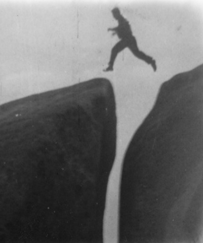 백운대 인근의 결단암을 건너고 있는 한 산악인의 모습을 촬영한 사진(1956년, 한양대 산악부 소장 사진).  등산로가 정비되지 않을 때는 결단암을 넘어야 백운대로 오를 수 있었다고 한다. 보기만해도 등골이 오싹하다. 