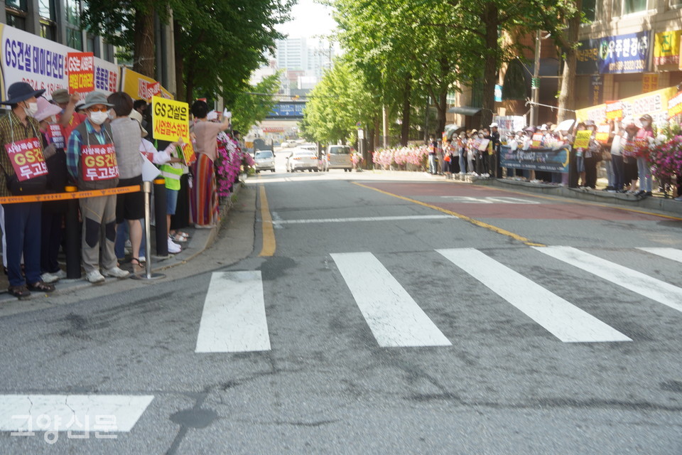 탄현동 총비상대책위원회 주관으로 300여 명의 탄현 주민들이 18일 시청앞에서 덕이 데이터센터 반대집회를 열었다.
