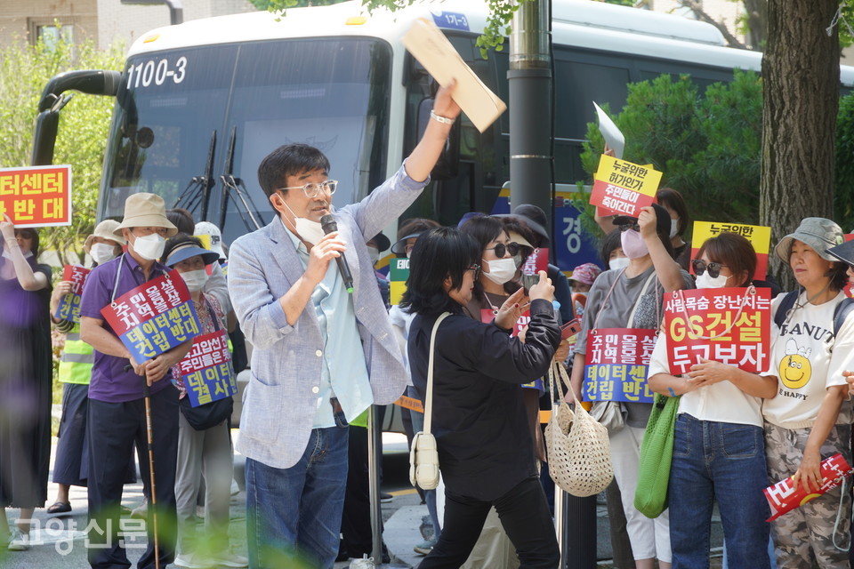 ﻿이기영 탄현비대위 위원장은 탄현 큰마을 주민으로 집회나 시위 경험은 처음이라고 밝혔다. 하지만 주민들과 마을을 위해 집회에 나설 수밖에 없었다고 말했다.