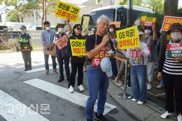 박병일 큰마을 선관위원장이 집회에서 발언을 하고 있다.