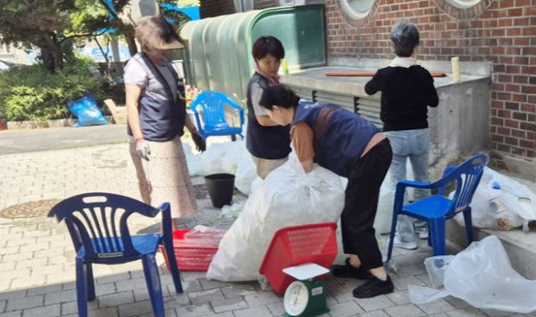 풍산동 자원순환가게 관계자들이 재활용품을 분류하고 있다.