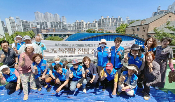 일산1동 주민자치회는 다문화가족과 북한이탈주민이 참여한 가운데 ‘독마을 전통 장 가르기’를 개최했다.