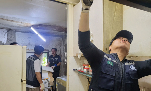   고양시 사회적기업봉사회가 주거취약 어르신의 집수리를 하고 있다.