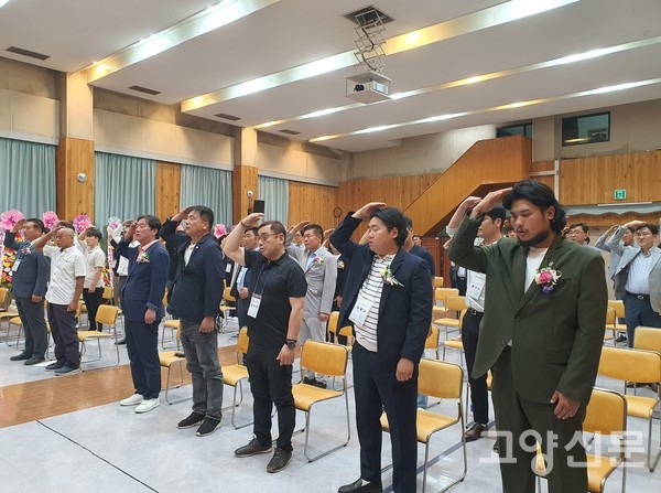 회원들과 내빈들이 이재광 회원의 선창에따라 4-H회 서약 제창을 하고 있다