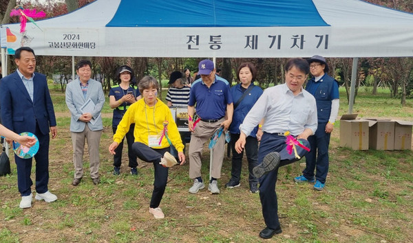 고봉산 문화 한마당에서 시민들과 인사나누며, 프로그램에 참여한 주민들과 이동환 시장.