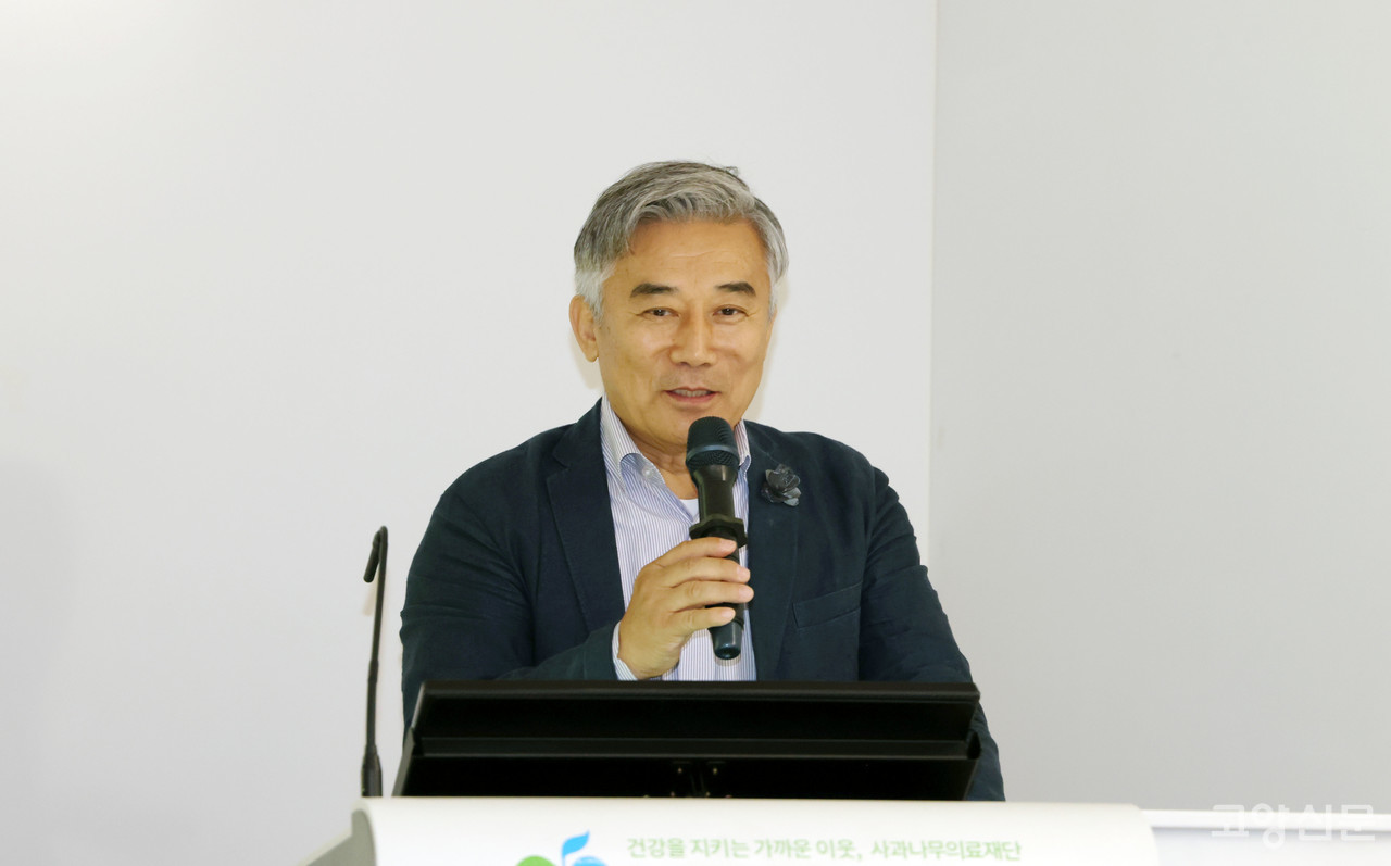 주제발표를 하고 있는 임현철 창릉동 주민자치회장 겸 덕양구 주민자치협의회장. 임 회장은 "고양시의 주민자치사업 방식에 대해 각 동의 주민자치회는 보이콧을 하자는 결의를 하기도 했다"고 말했다.