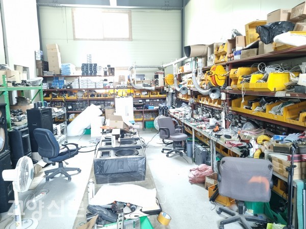 교회 안에 있는 음향기기 조립 사업장. 전병철 목사는 따로 경제활동을 하기 때문에 공유냉장고 운영이 가능하다고 설명했다. 