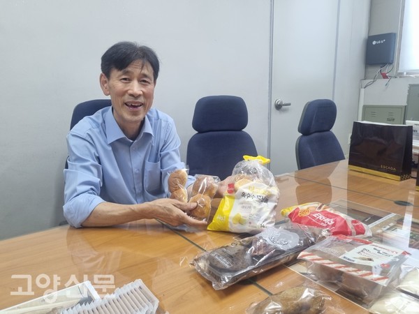 전병철 늘사랑교회 목사는 7년 전부터 지역 주민들에게 음식 나눔을 실천했다. 현재는 푸드뱅크에 대한 꿈을 갖고 가족들과 함께 공부하며 준비 중이다.