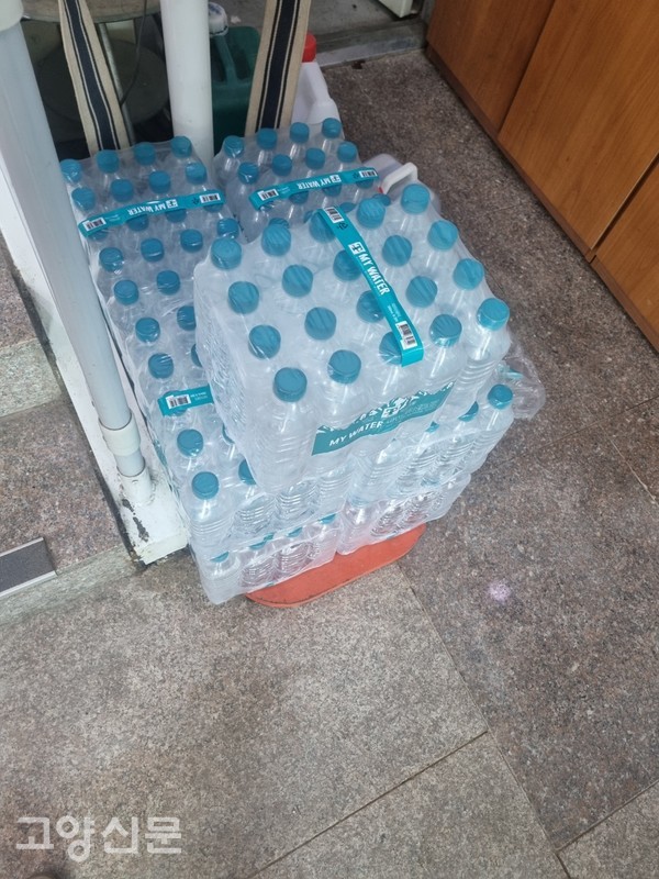 전병철 목사는 비용을 줄이기 위해 원흥동 대형마트에 가서 직접 생수를 사온다. 