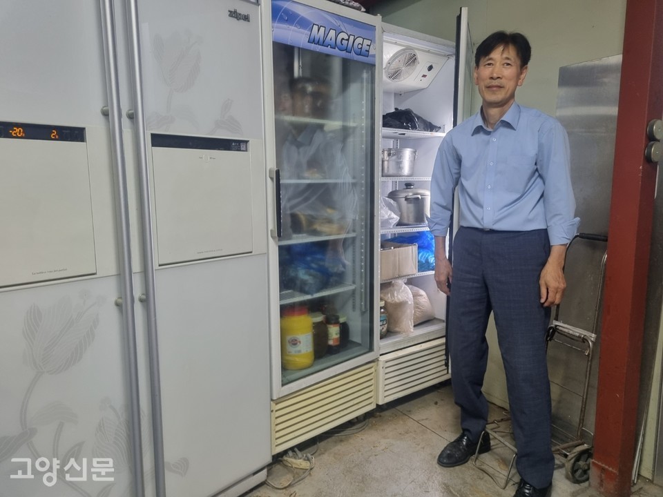 전병철 목사는 교회 안 냉장고에 음식과 식료품을 보관하면서 이를 소분해 공유냉장고로 옮긴다.
