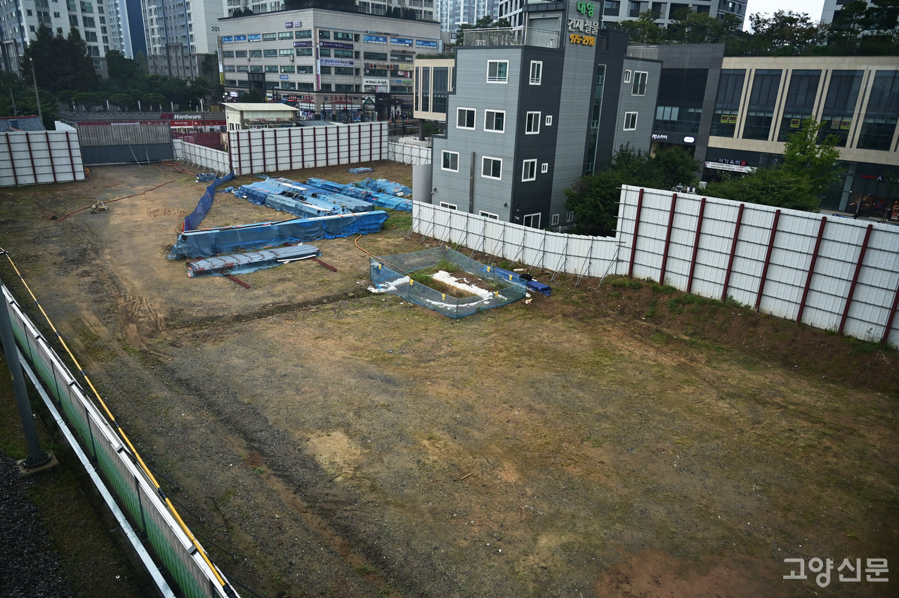일산역 복합커뮤니티센터 사업부지. 민선8기 이후 고양시의 행복주택 반대입장으로 인해 공사가 2년 넘게 중단되면서 사업자체가 취소될 위기에 놓였지만 최근 LH와 고양시가 설계변경안에 합의했다는 소식이 전해졌다.