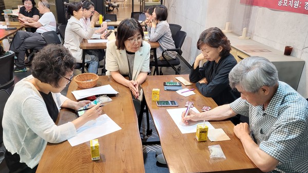 녹색전환연구소 고이지선 연구원이 참여자들과 토론을 하고 있다. 