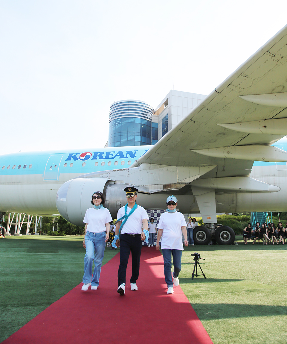 한국항공대학교 ‘2024 상반기 고양시 신중년 대학 특화과정-파워 이미지메이킹 스타일링 아카데미’ 패션쇼 수료생들이 당당한 걸음으로 워킹을 선보이고 있다. [사진 제공 = 한국항공대학교]