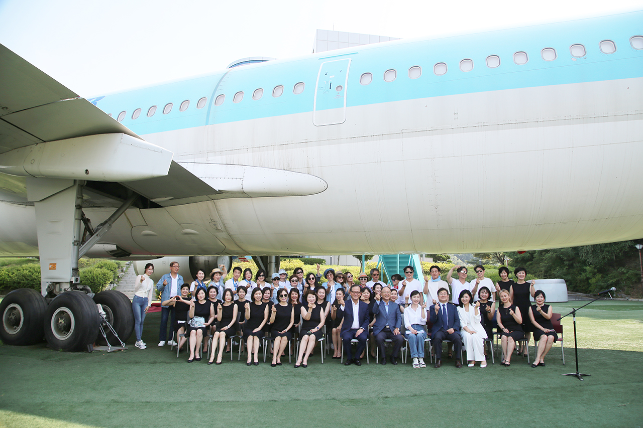 항공대 내 전시 항공기인 A300 앞에서 실시한 ‘2024 상반기 고양시 신중년 대학 특화과정-파워 이미지메이킹 스타일링 아카데미’ 패션쇼장에서 한국항공대 관계자, 수료생, 축가를 한 KASA 합창단원들이 기념촬영을 했다.