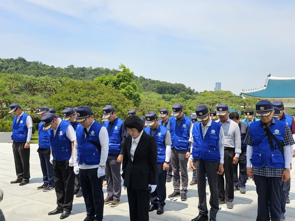 국립서울현충원을 찾은 고양재향경우회 회원들이 참배를 드리고 있다. [사진제공=고양재향경우회]