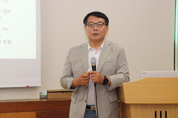 교육정책에 대해 강의하고 있는 오평선 원장. [사진제공=김용덕]